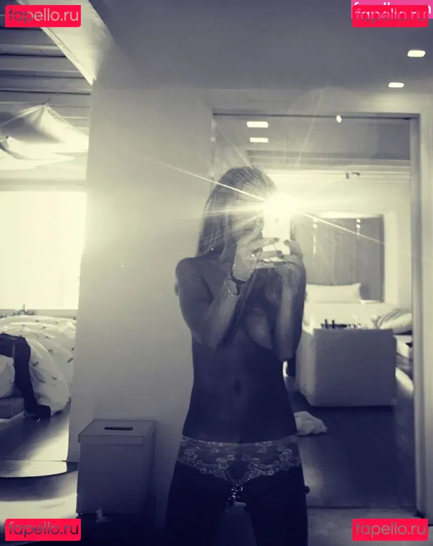 Lindsay Lohan Onlyfans Photo Gallery 