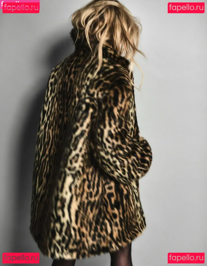 Lindsay Lohan Onlyfans Photo Gallery 