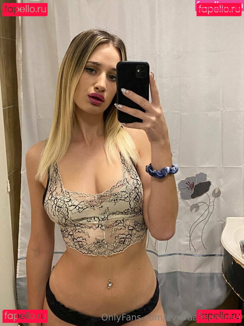 eva.lorence / evvvvaaaa Onlyfans Photo Gallery 
