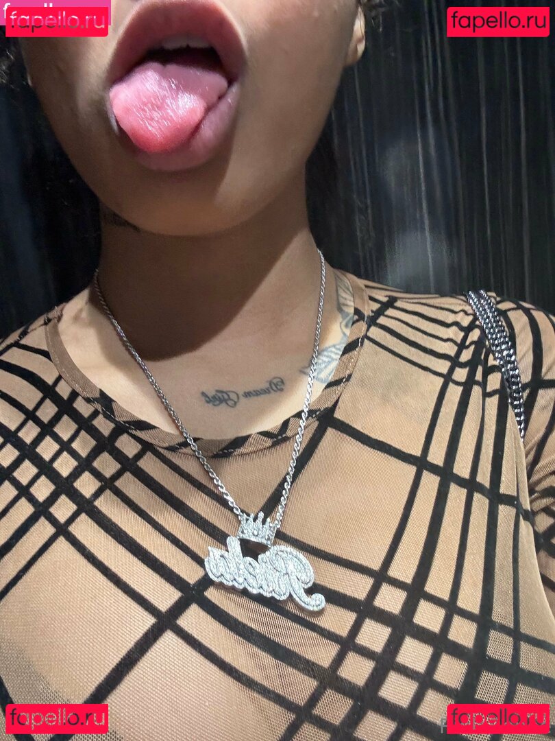 rielarenee Onlyfans Photo Gallery 