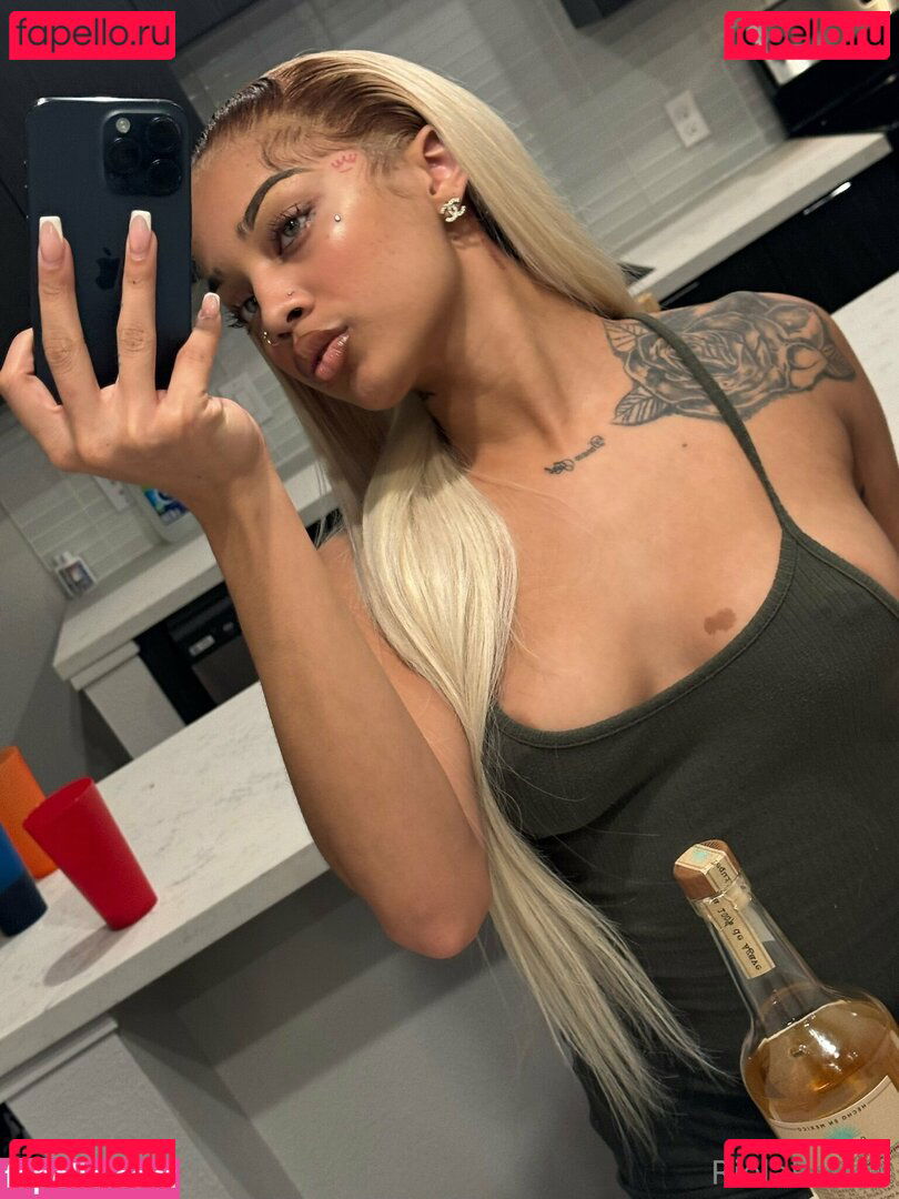 rielarenee Onlyfans Photo Gallery 