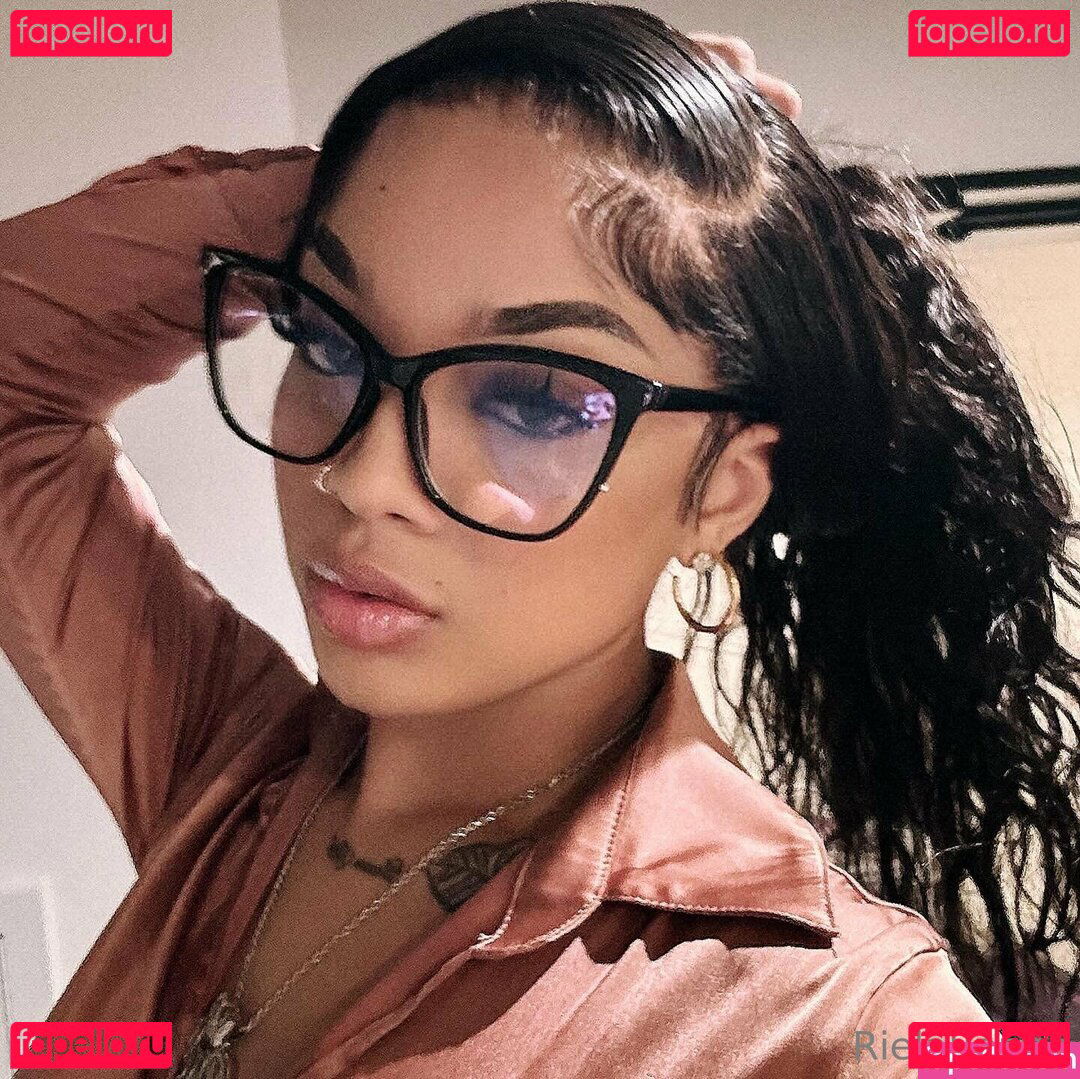 rielarenee Onlyfans Photo Gallery 