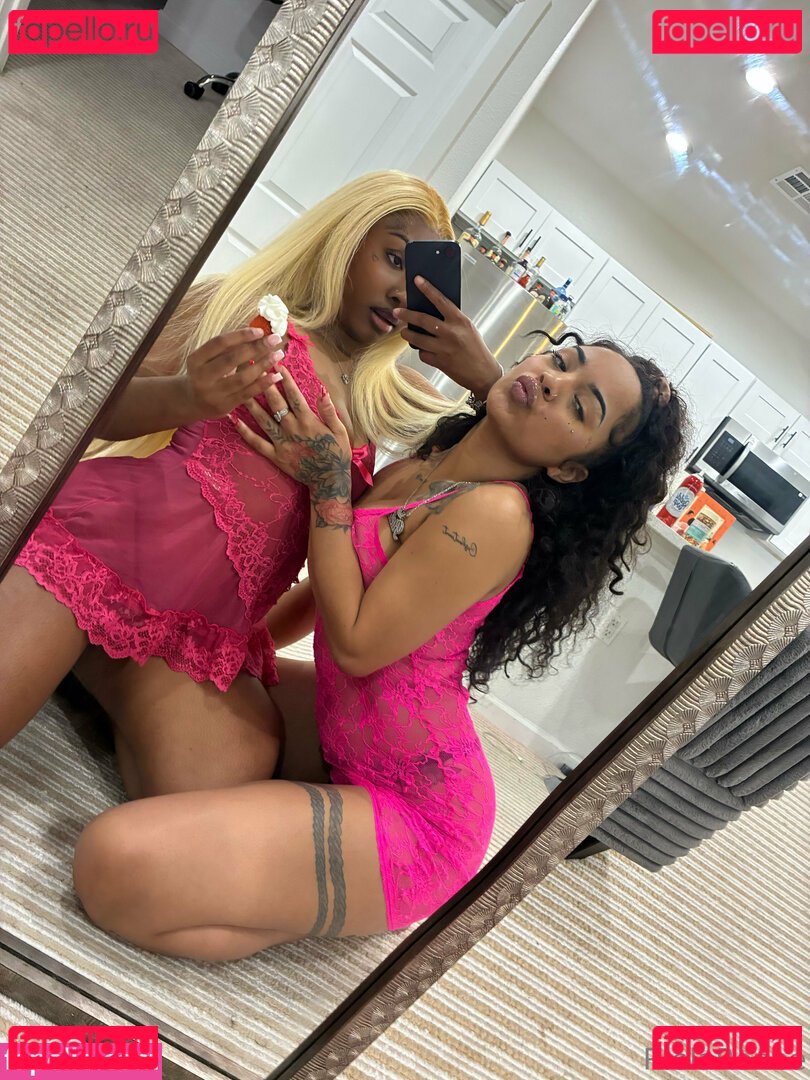 rielarenee Onlyfans Photo Gallery 
