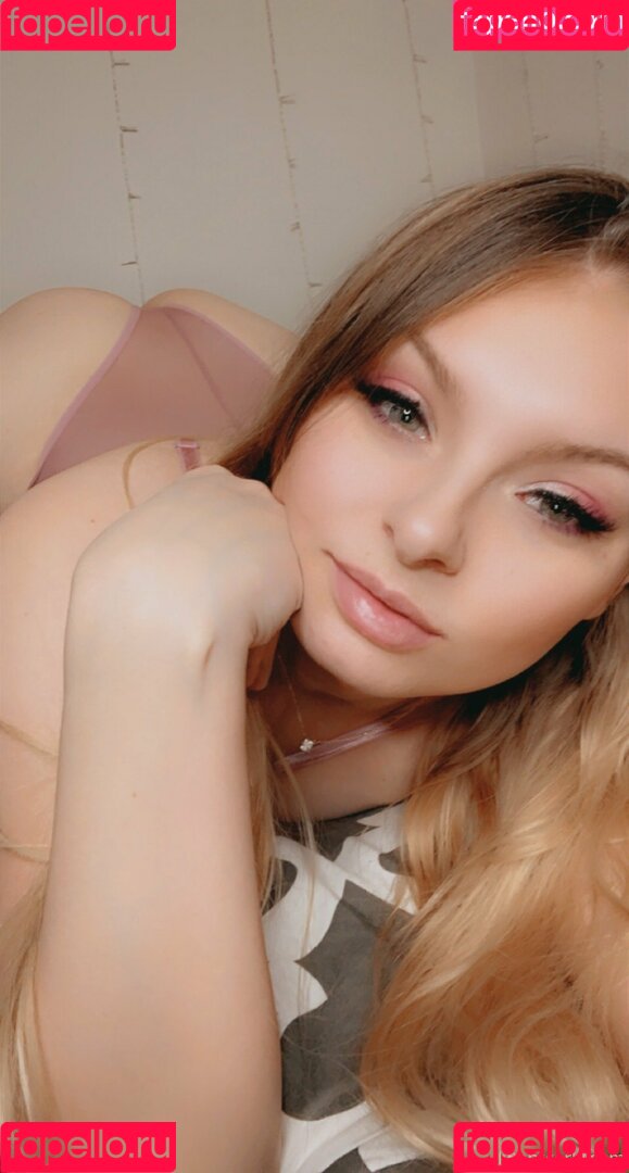 carlyraeofficial Onlyfans Photo Gallery 