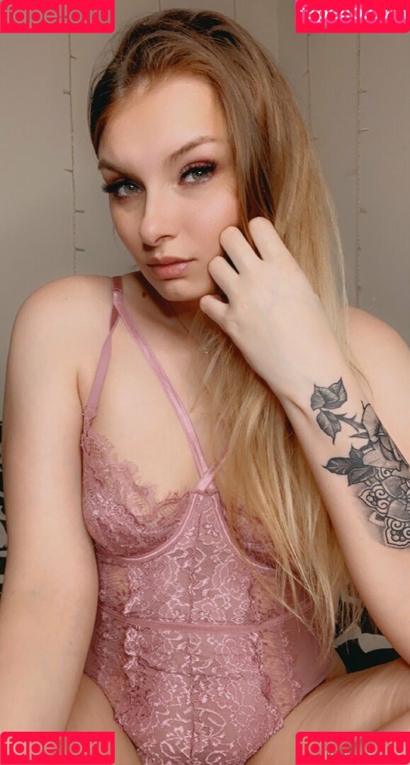 carlyraeofficial Onlyfans Photo Gallery 