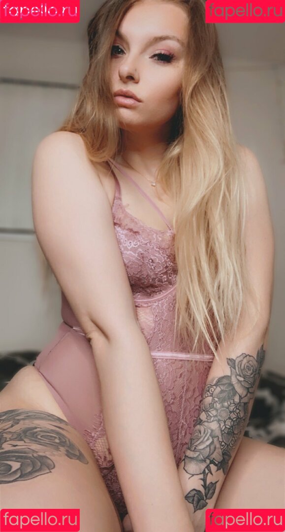 carlyraeofficial Onlyfans Photo Gallery 