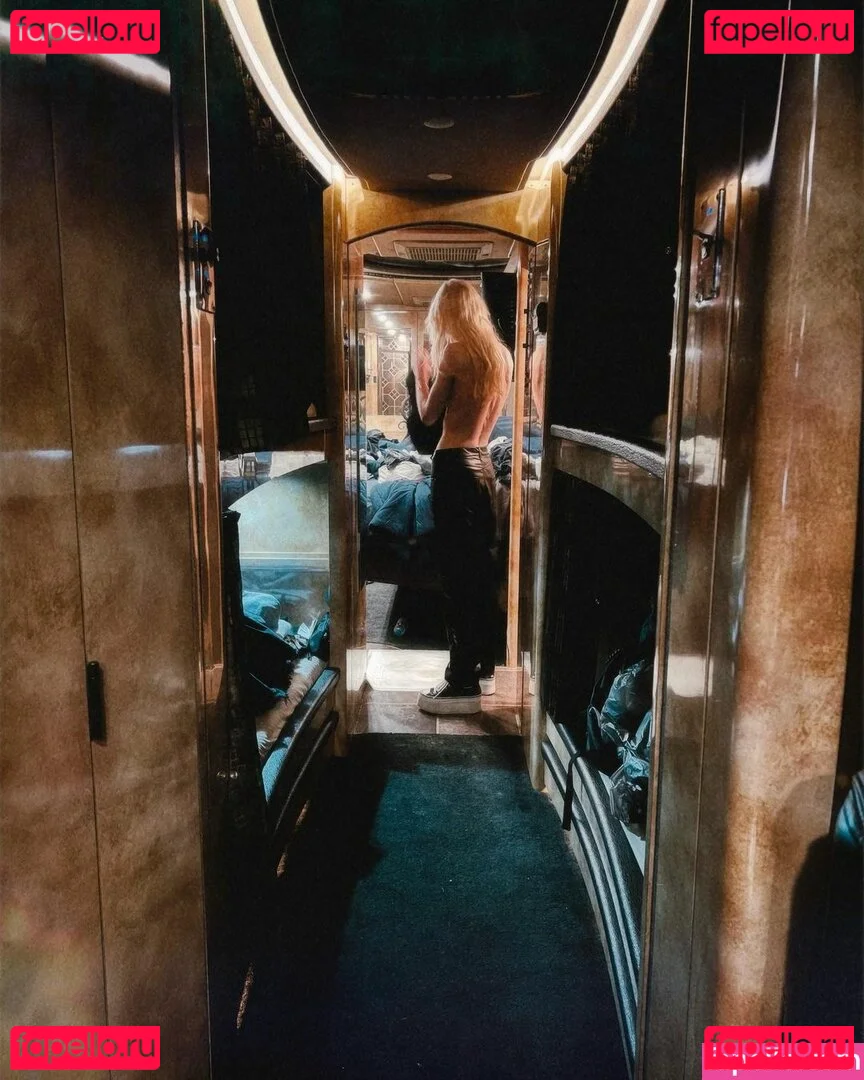 Taylor Momsen Onlyfans Photo Gallery 