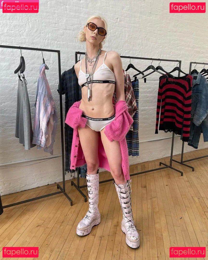 Taylor Momsen Onlyfans Photo Gallery 