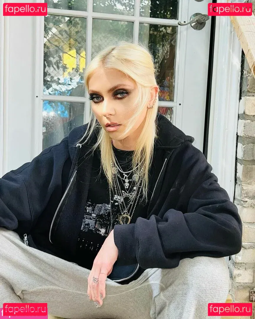 Taylor Momsen Onlyfans Photo Gallery 