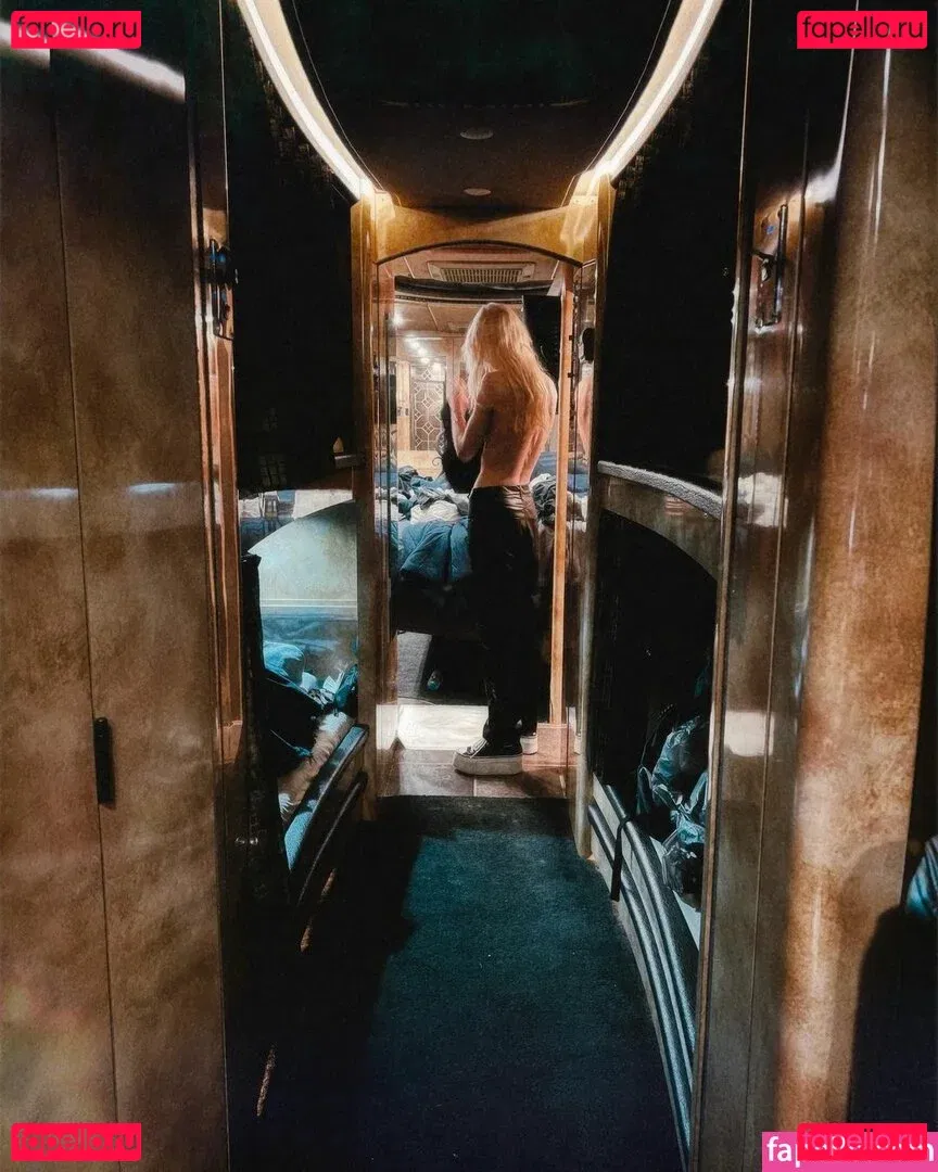 Taylor Momsen Onlyfans Photo Gallery 