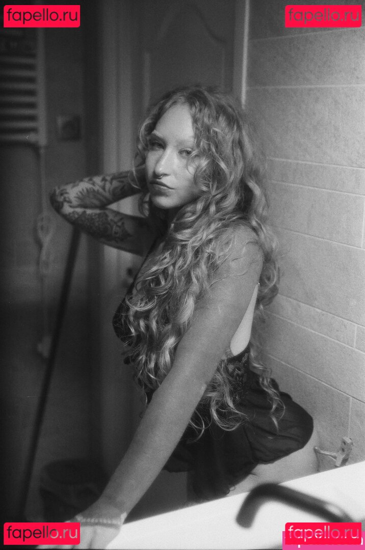 empressscarlett / phiedeltje Onlyfans Photo Gallery 