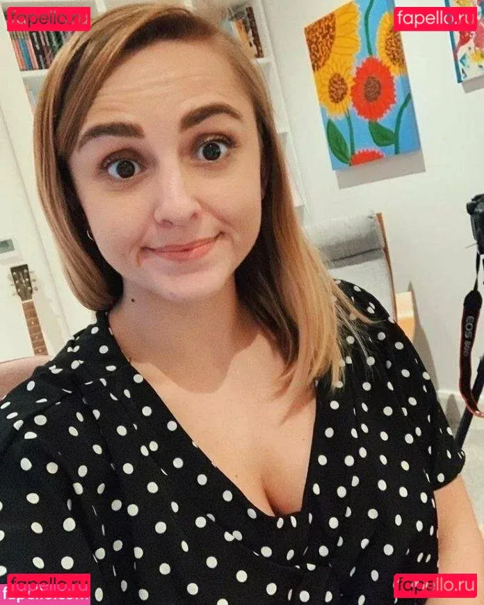 Hannah Witton Onlyfans Photo Gallery 