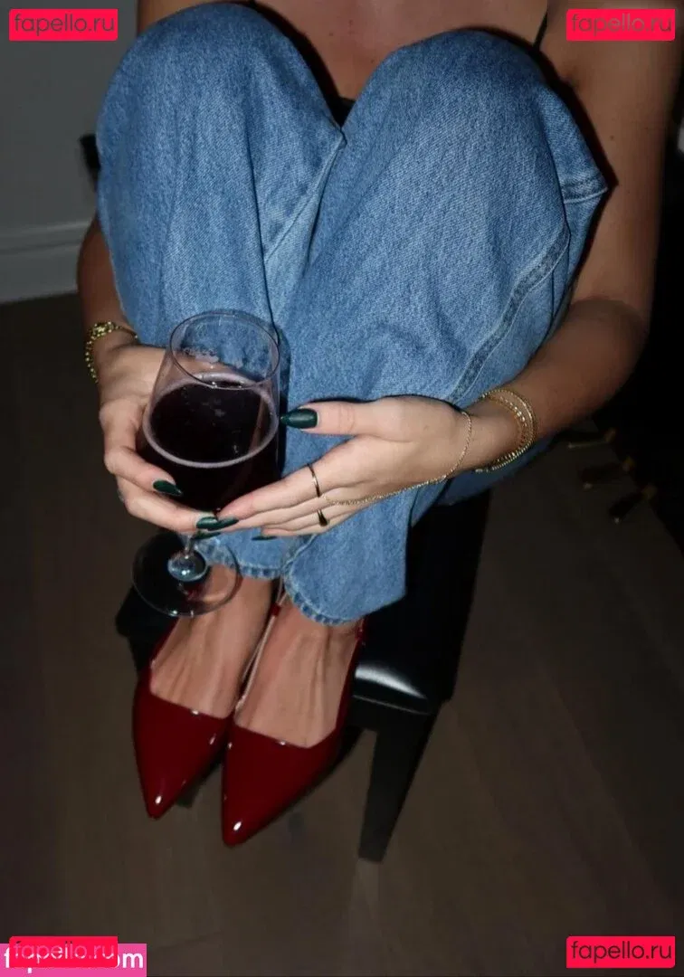 Tabitha Swatosh Onlyfans Photo Gallery 