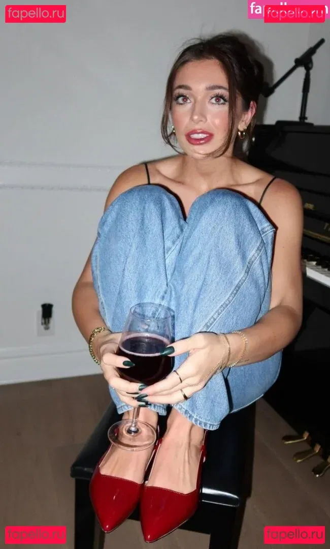 Tabitha Swatosh Onlyfans Photo Gallery 