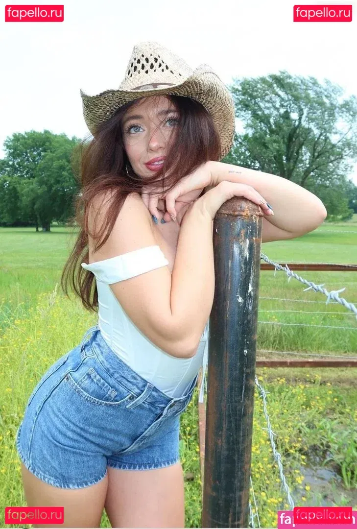 Tabitha Swatosh Onlyfans Photo Gallery 