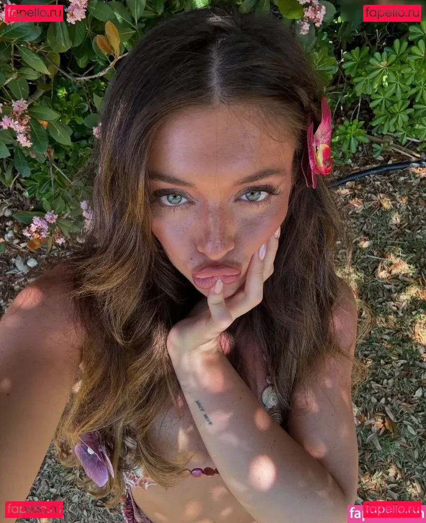 Tabitha Swatosh Onlyfans Photo Gallery 