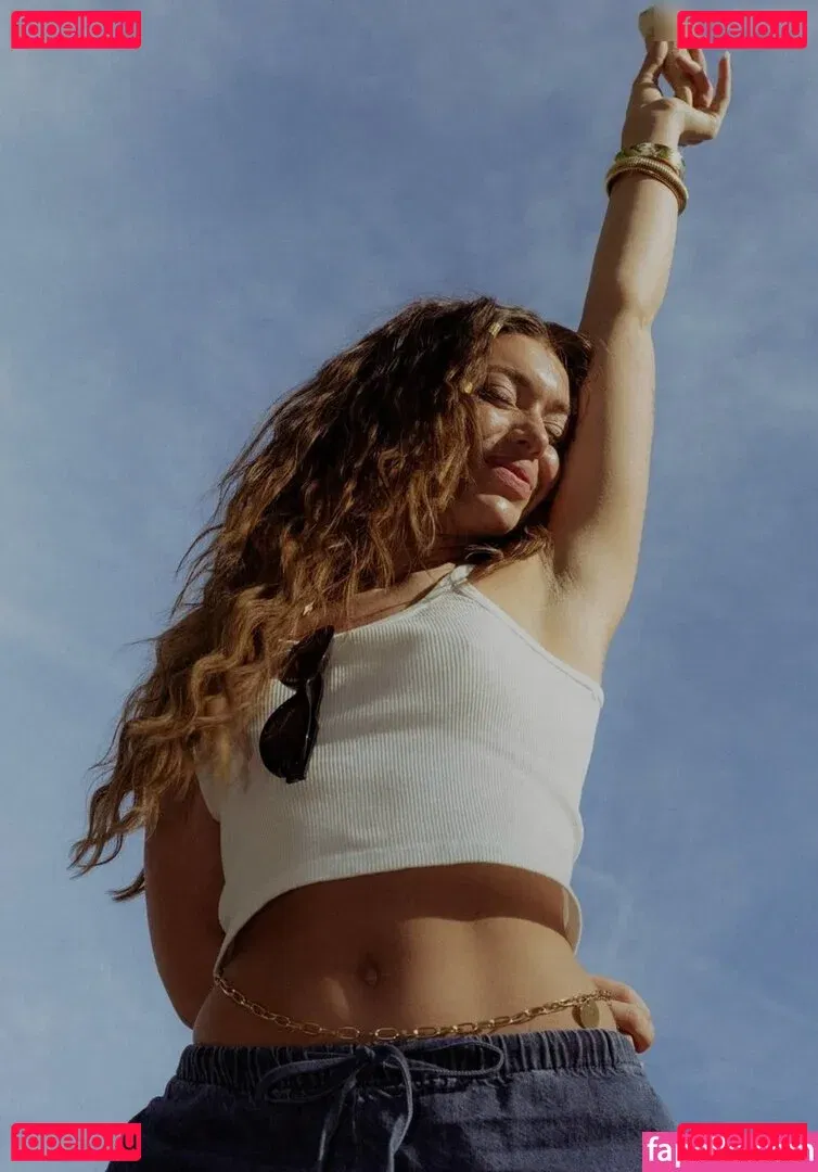 Tabitha Swatosh Onlyfans Photo Gallery 