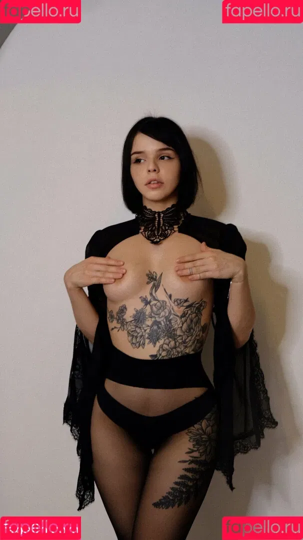 es.lain Onlyfans Photo Gallery 