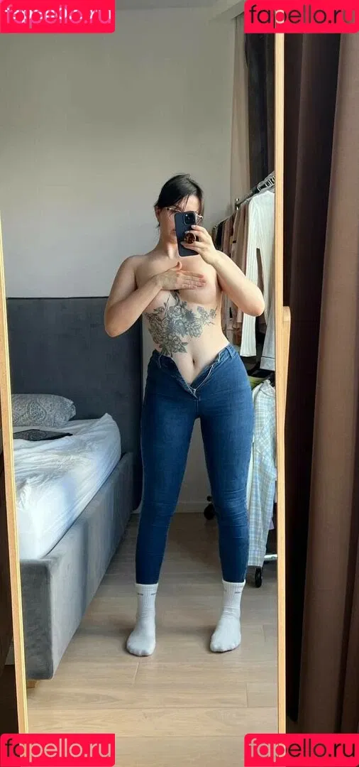 es.lain Onlyfans Photo Gallery 
