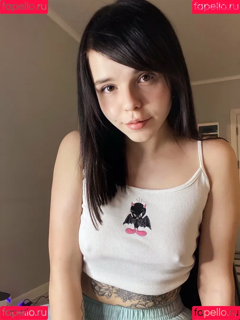 es.lain Onlyfans Photo Gallery 
