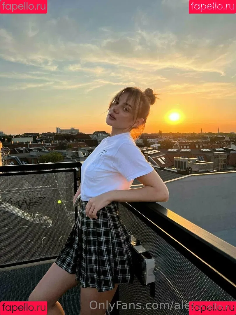 alexxisren Onlyfans Photo Gallery 