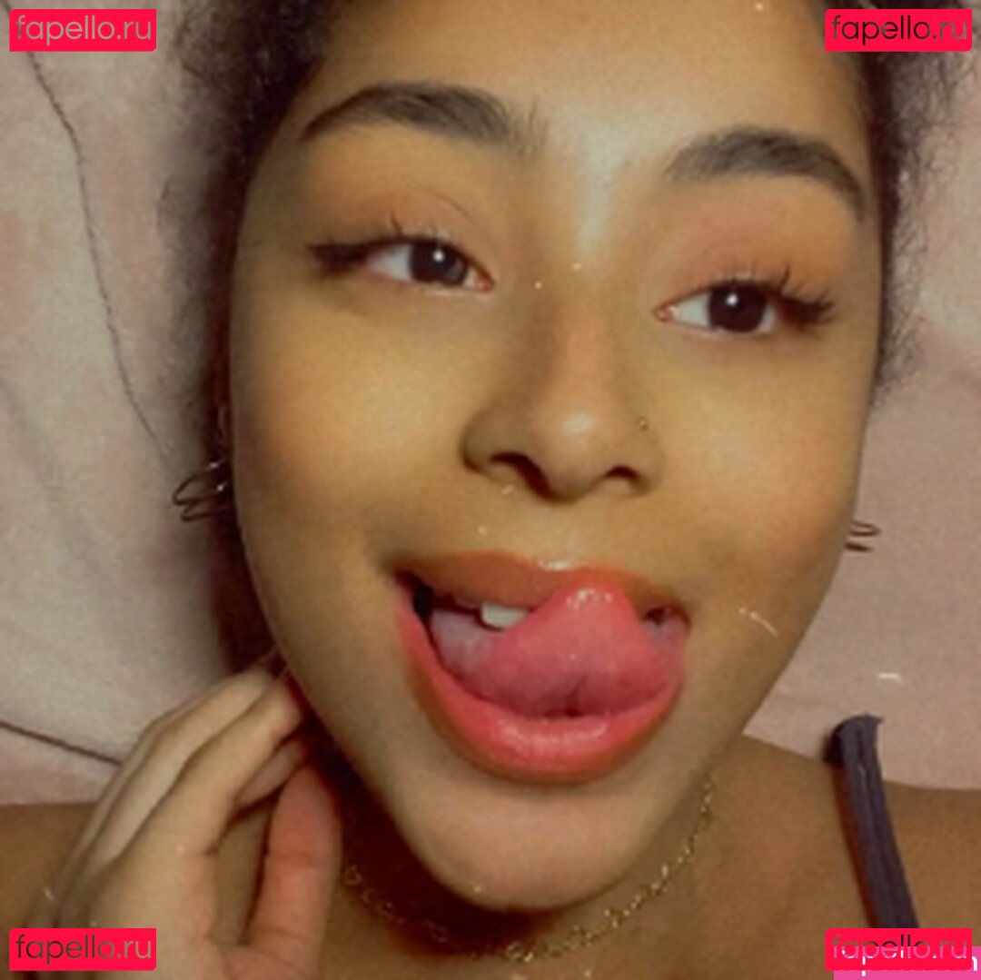 Lilyluvrr / luvrr.lily Onlyfans Photo Gallery 