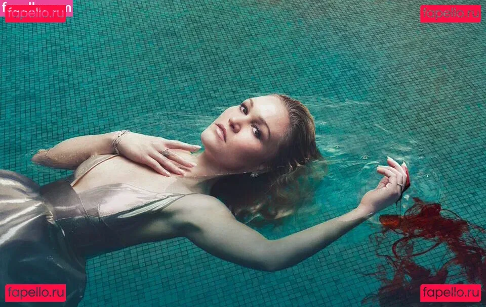 Julia Stiles Onlyfans Photo Gallery 