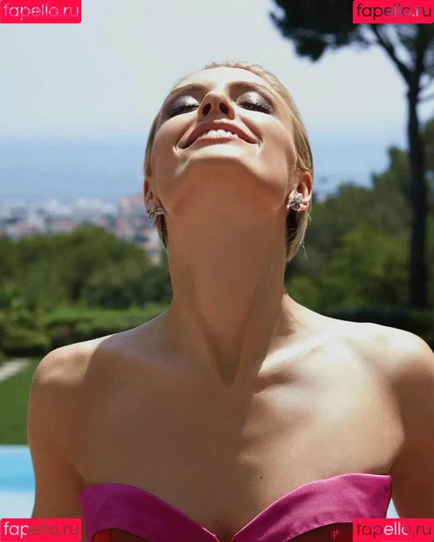 Wallis Day Onlyfans Photo Gallery 