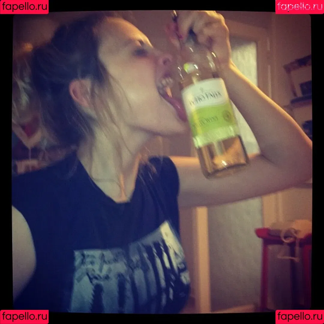 Wallis Day Onlyfans Photo Gallery 