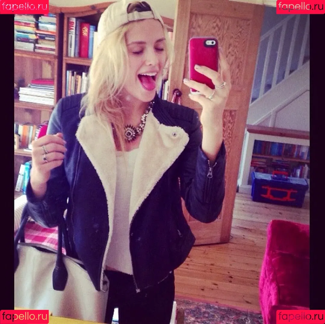 Wallis Day Onlyfans Photo Gallery 