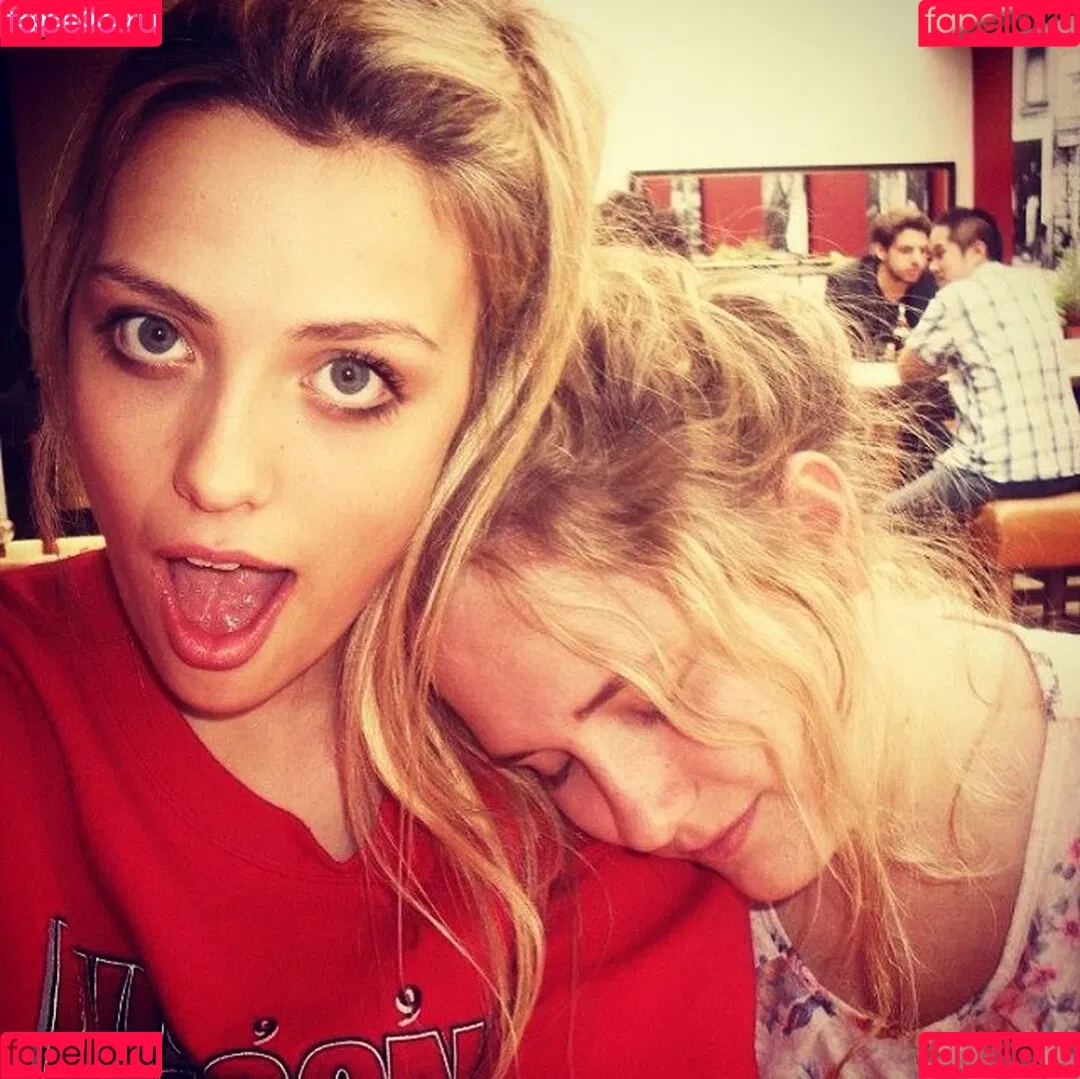 Wallis Day Onlyfans Photo Gallery 