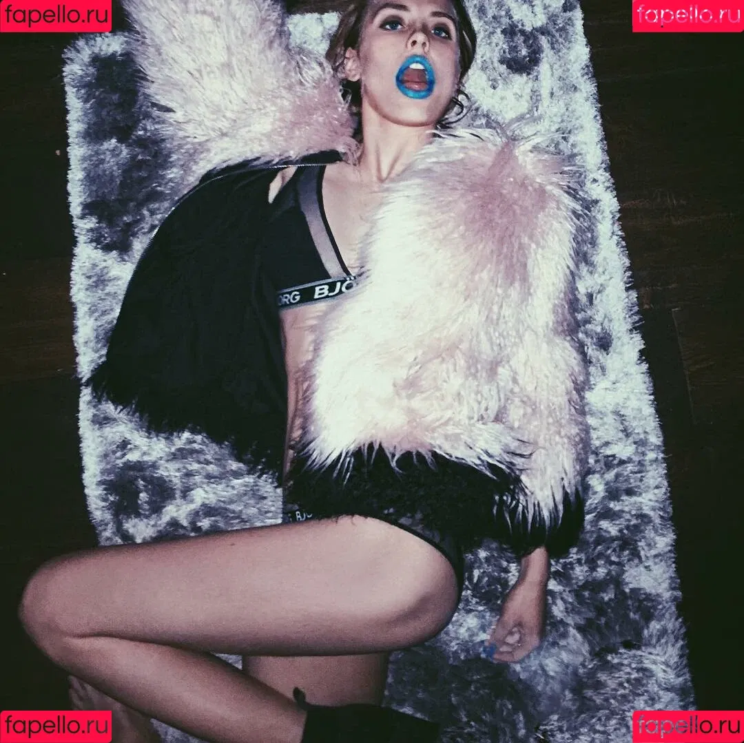 Wallis Day Onlyfans Photo Gallery 