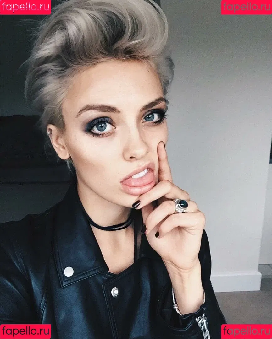 Wallis Day Onlyfans Photo Gallery 