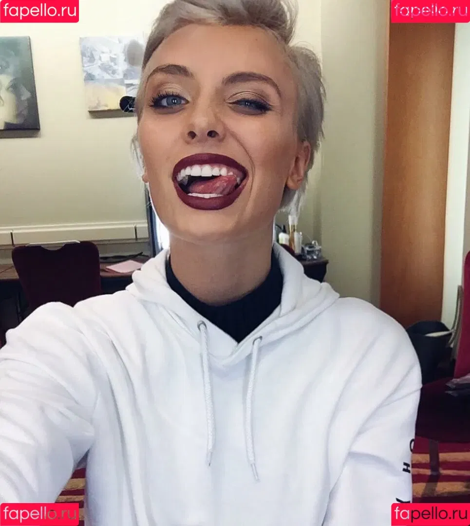 Wallis Day Onlyfans Photo Gallery 