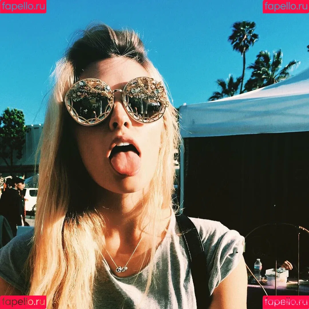 Wallis Day Onlyfans Photo Gallery 