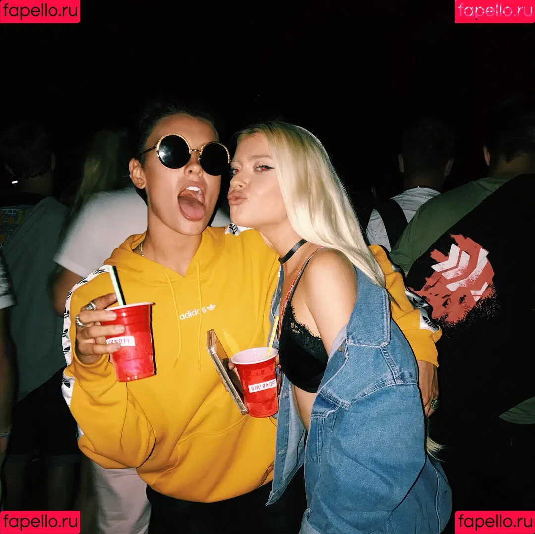 Wallis Day Onlyfans Photo Gallery 