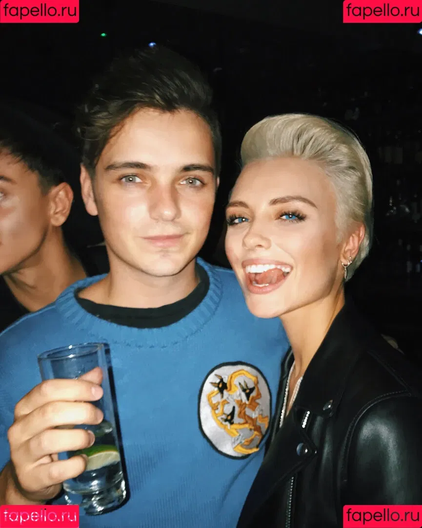 Wallis Day Onlyfans Photo Gallery 