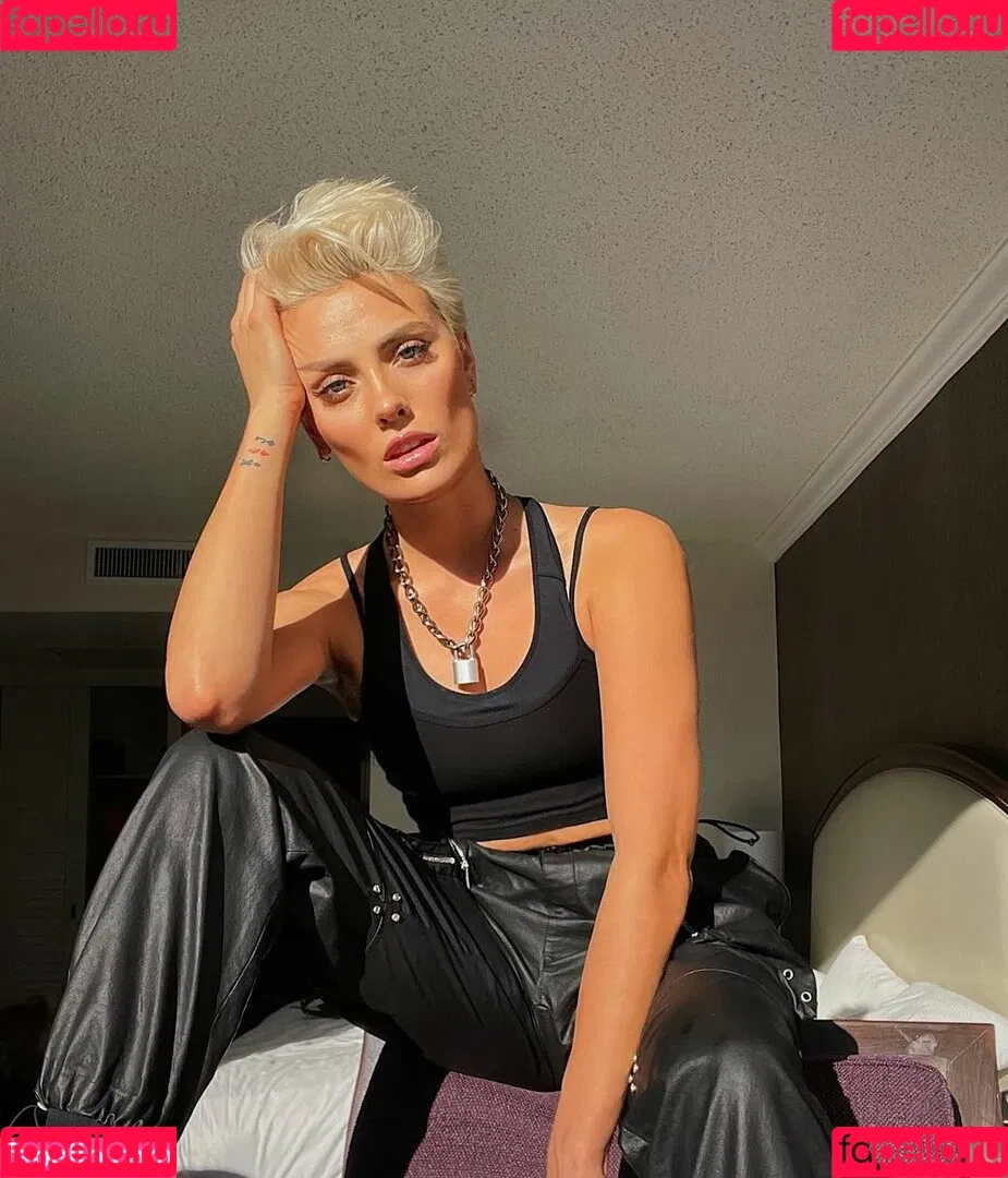 Wallis Day Onlyfans Photo Gallery 