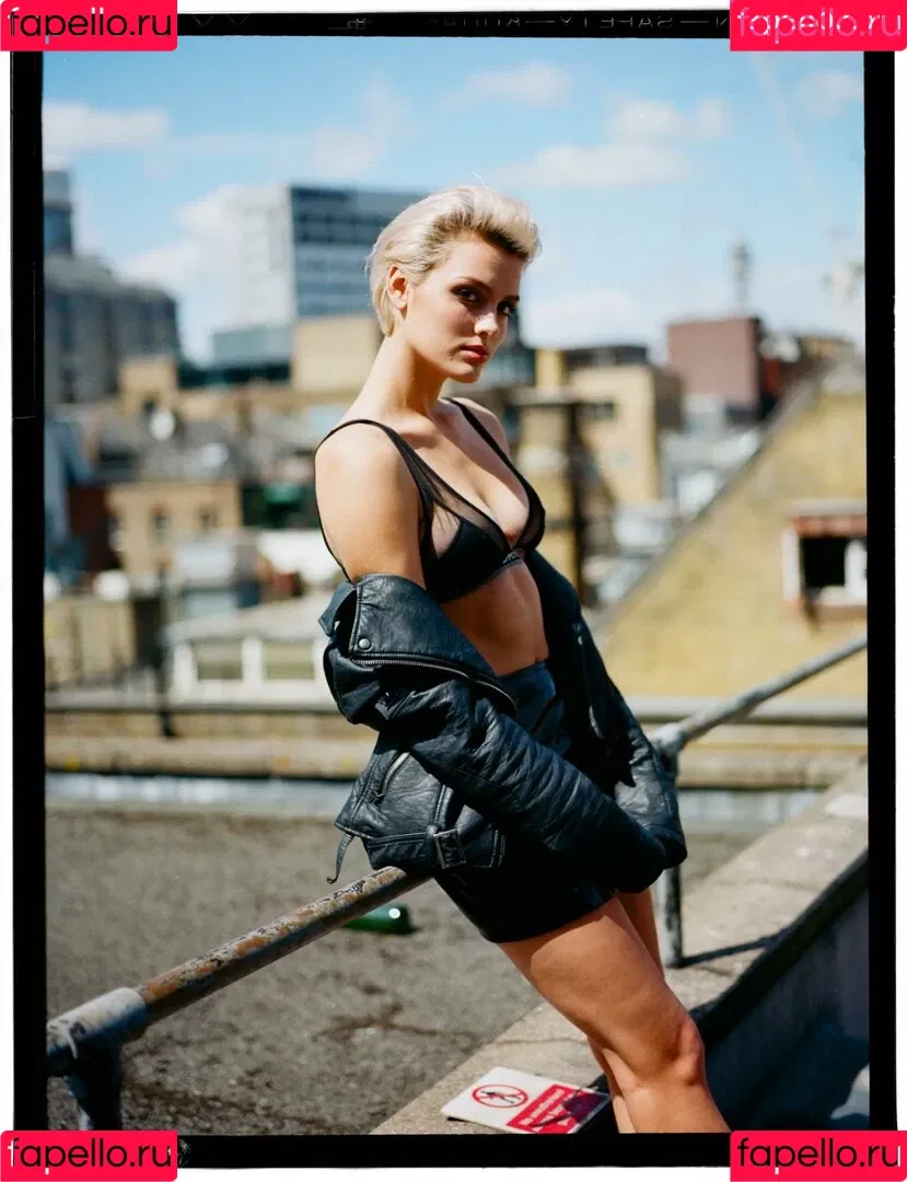 Wallis Day Onlyfans Photo Gallery 