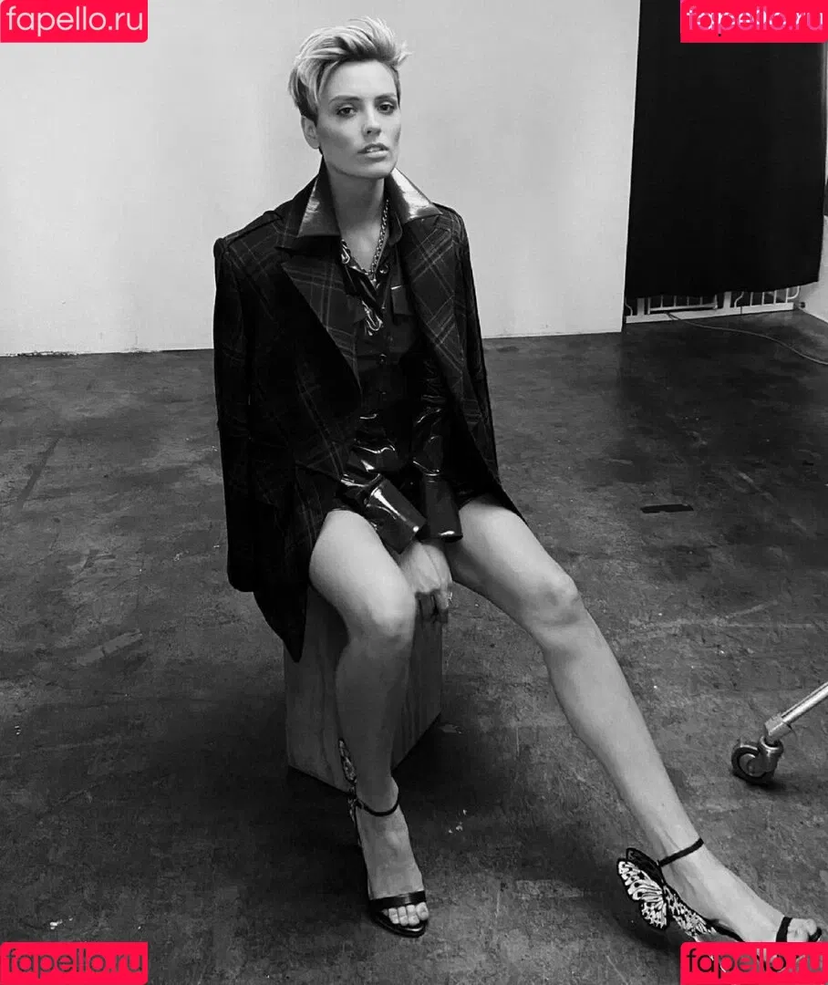 Wallis Day Onlyfans Photo Gallery 