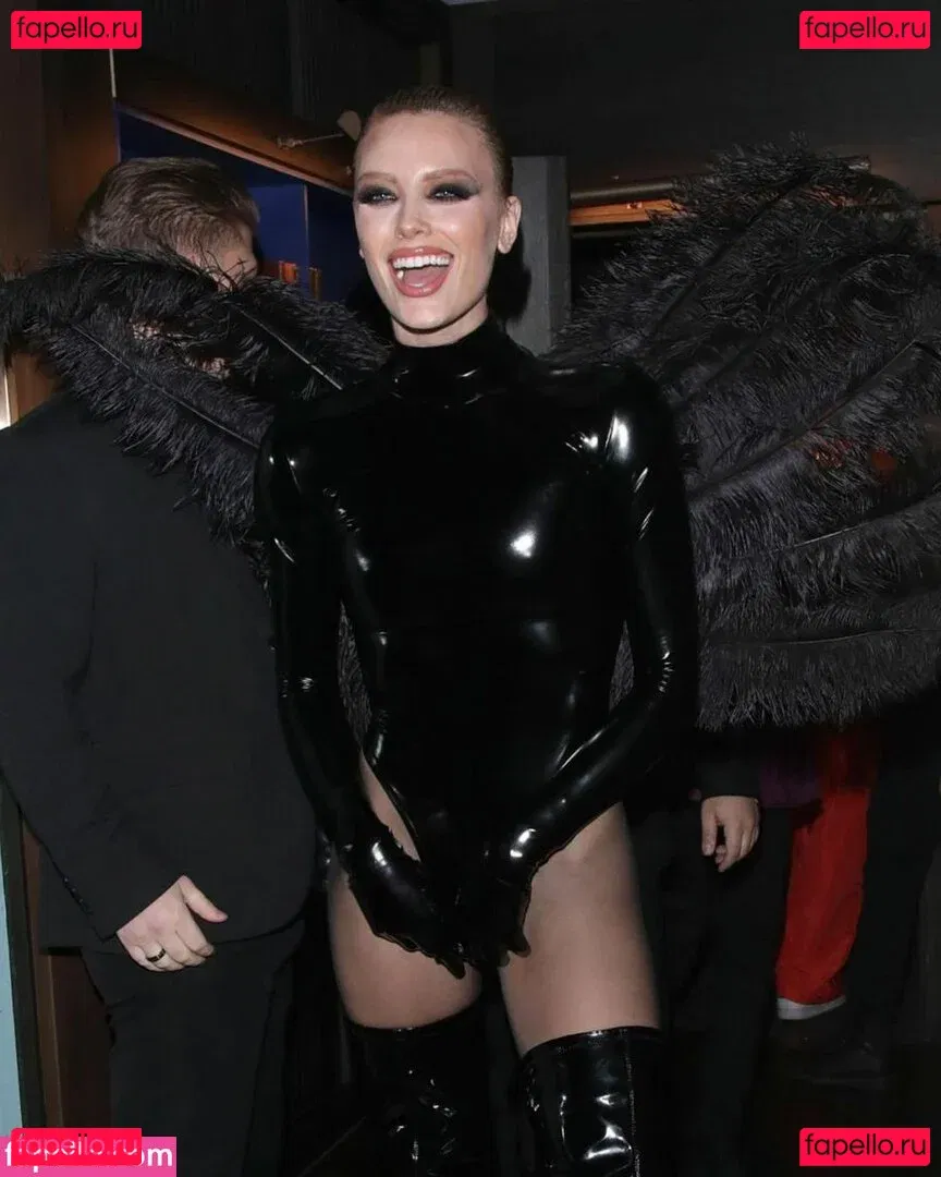 Wallis Day Onlyfans Photo Gallery 