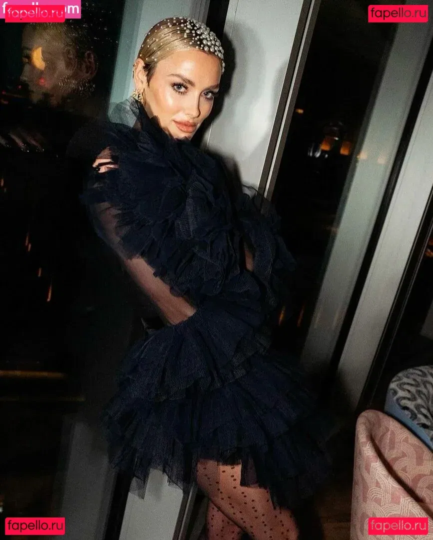 Wallis Day Onlyfans Photo Gallery 