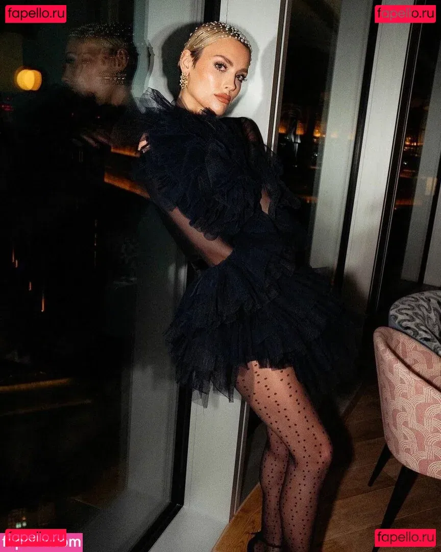 Wallis Day Onlyfans Photo Gallery 