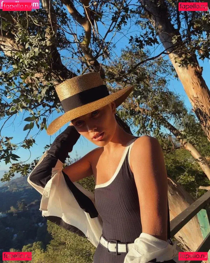 Wallis Day Onlyfans Photo Gallery 