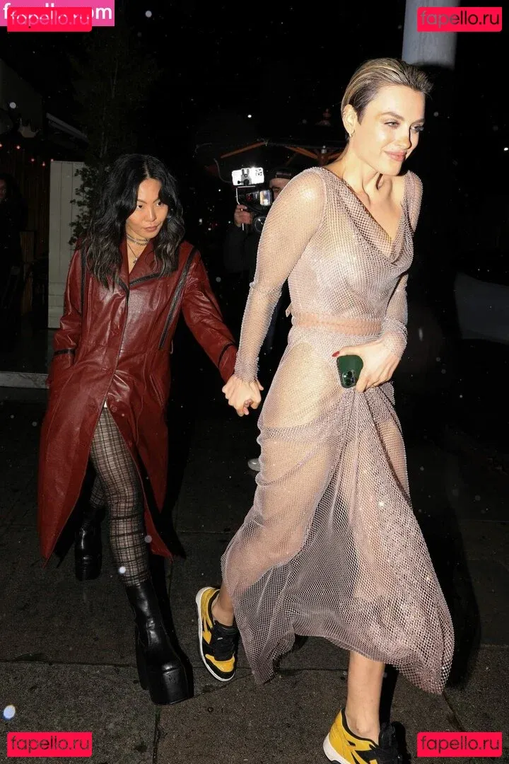 Wallis Day Onlyfans Photo Gallery 