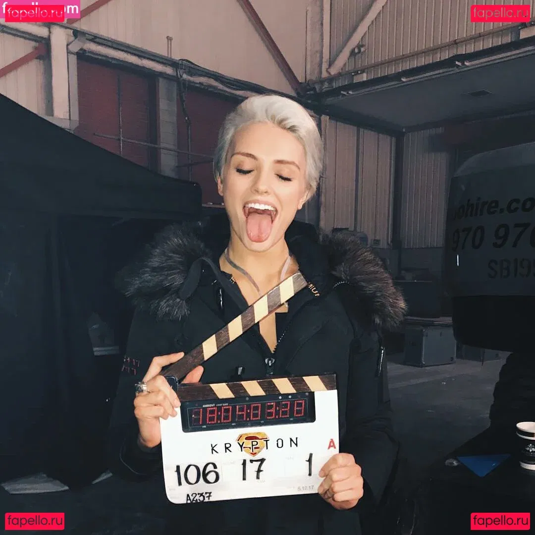 Wallis Day Onlyfans Photo Gallery 