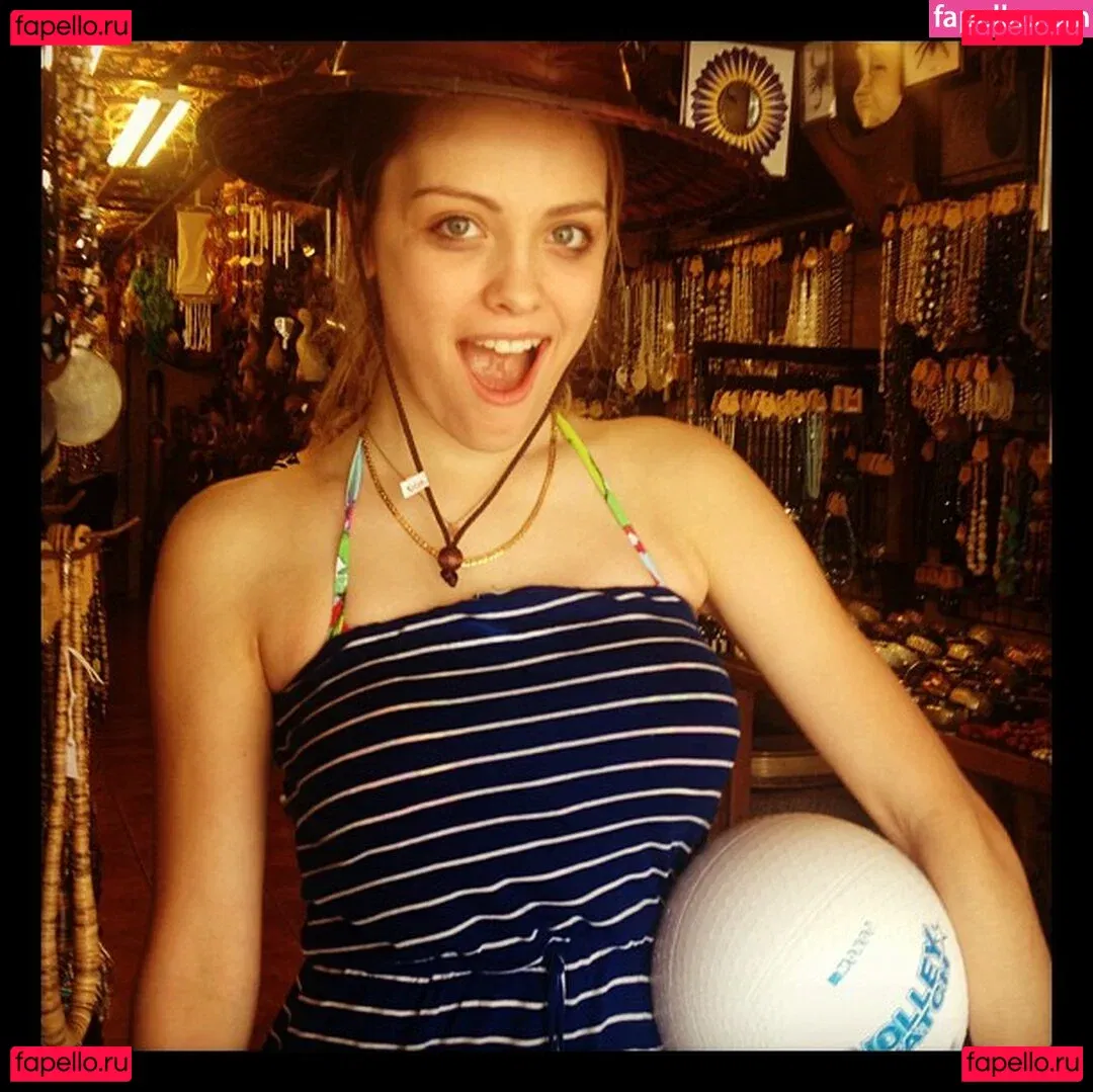 Wallis Day Onlyfans Photo Gallery 