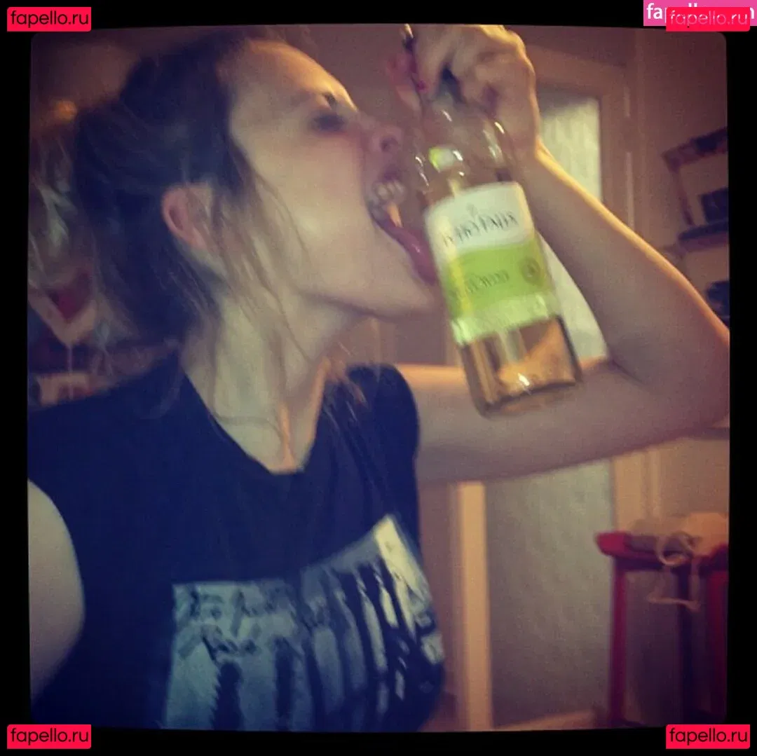 Wallis Day Onlyfans Photo Gallery 