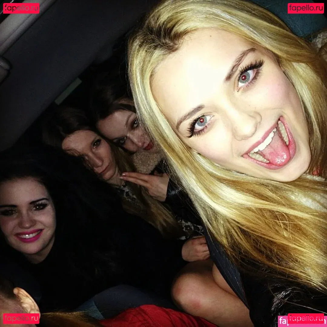 Wallis Day Onlyfans Photo Gallery 