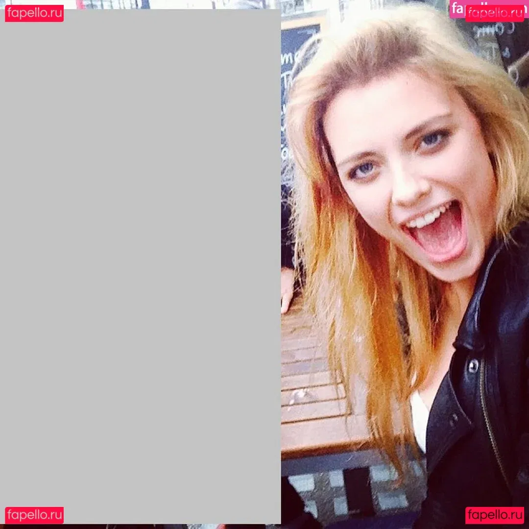 Wallis Day Onlyfans Photo Gallery 